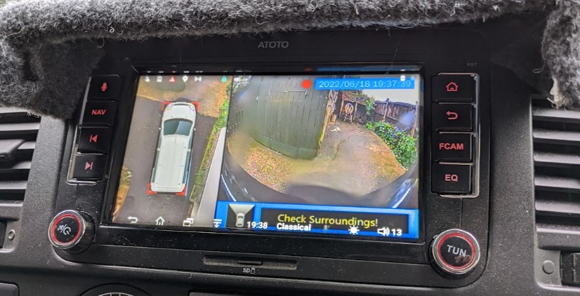 car stereo showing 360 birds-eye view and front camera priority